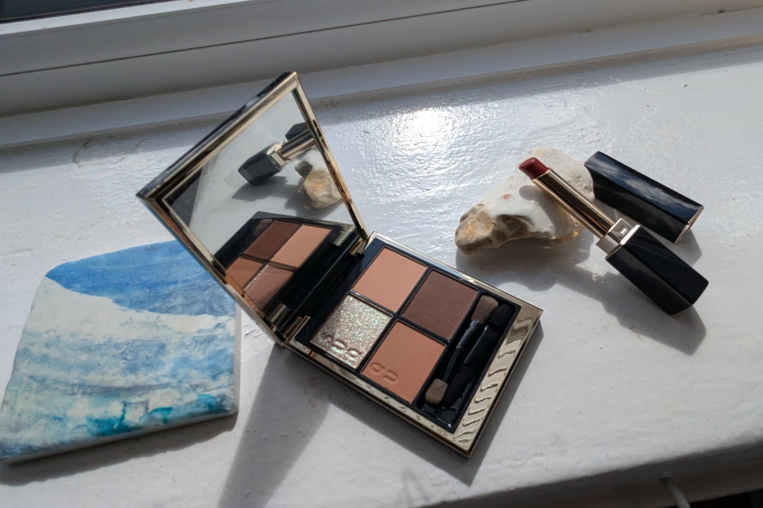 S01 – SHIMOOCHIBA eyeshadow and YUIBENI lipstick on a windowsill 